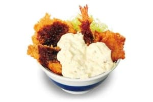 4つの揚げ物×タルタルどっさり！『かつや』の「タルタル盛り揚げ丼」2/26より発売