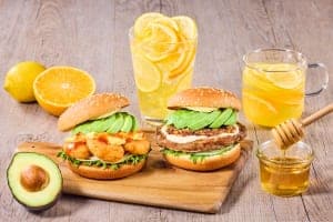 “生”のフレッシュアボカドを贅沢に！『フレッシュネス』春を彩るアボカドバーガー2品発売