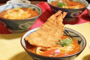 【食レポ】新作は海老がどーんと3尾！丸亀製麺「トマたまカレーうどん」3品を4/21より期間限定発売！