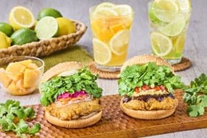 ファンの声で誕生！ フレッシュネスバーガー「パクチーチキンバーガー」2品を期間限定発売！