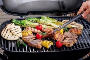 明治神宮外苑の緑に包まれて、ちょっと贅沢なBBQを！『森のビアガーデン 2026』4/22オープン！